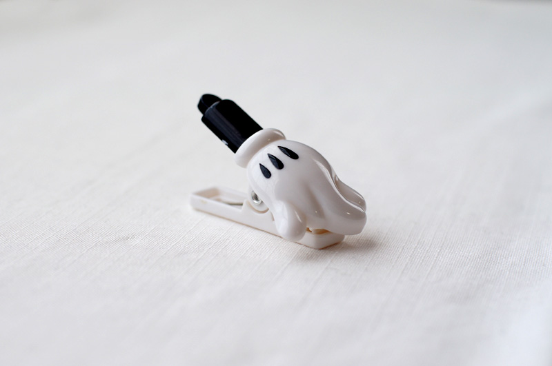 ミッキーマウスの手の洗濯バサミ　Mickey Mouse